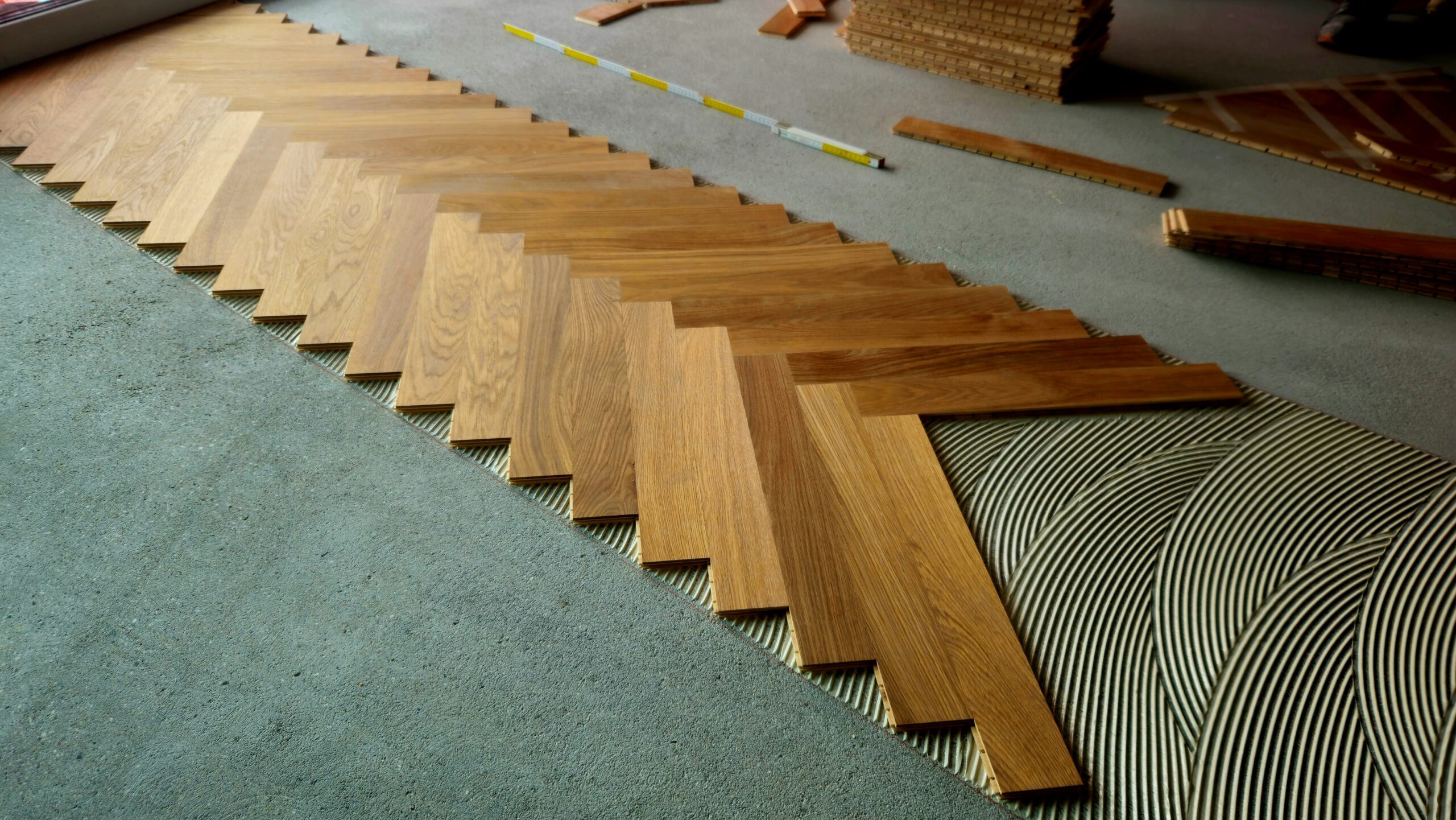 Układanie podłóg drewnianych